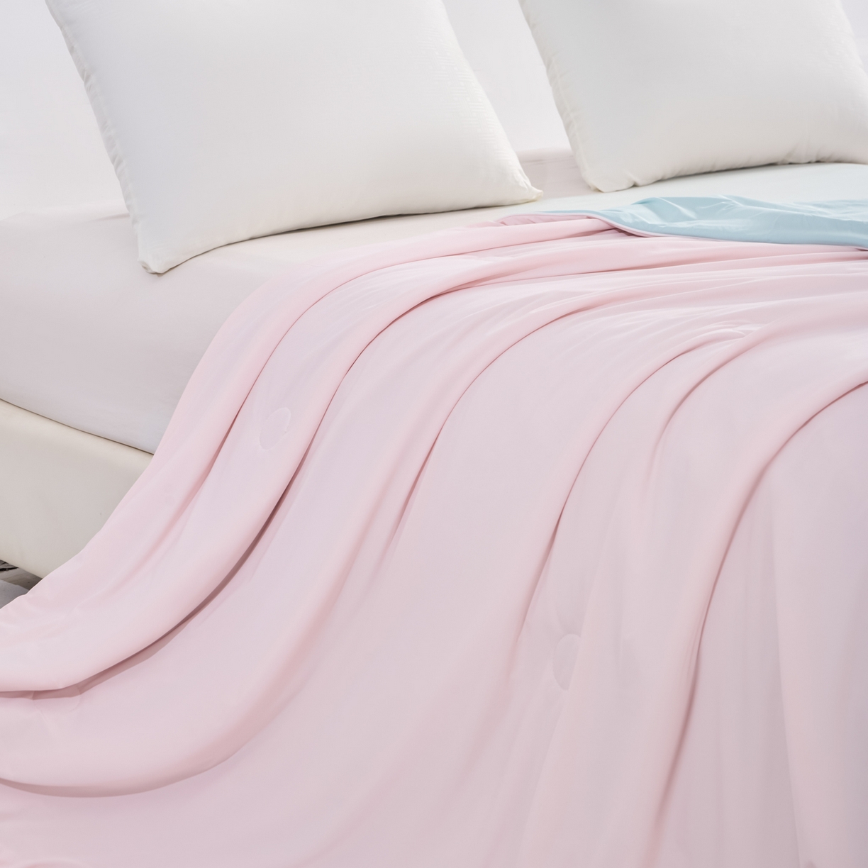 91家纺网 家纺一手货源 找家纺 漫仙阁家纺 2026年新款纯色凉感丝夏被空调被学生宿舍夏被夏凉被 天空蓝+樱花粉