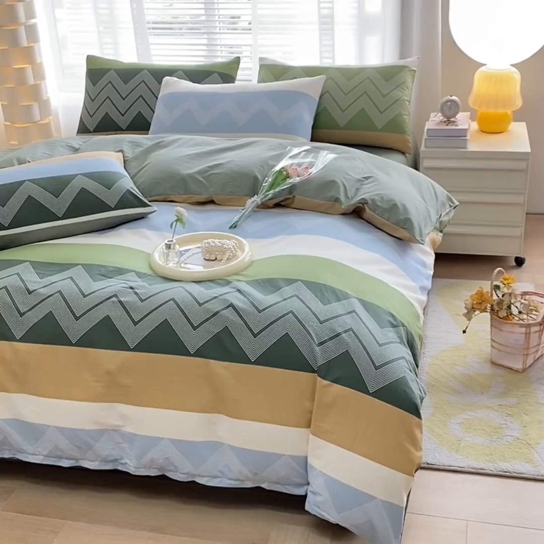 91家纺网 家纺一手货源 找家纺 宇彬家纺 2026直播新款13372A类全棉纯棉印花床单床笠款四件套和单被套喷气清新简约 动感电波