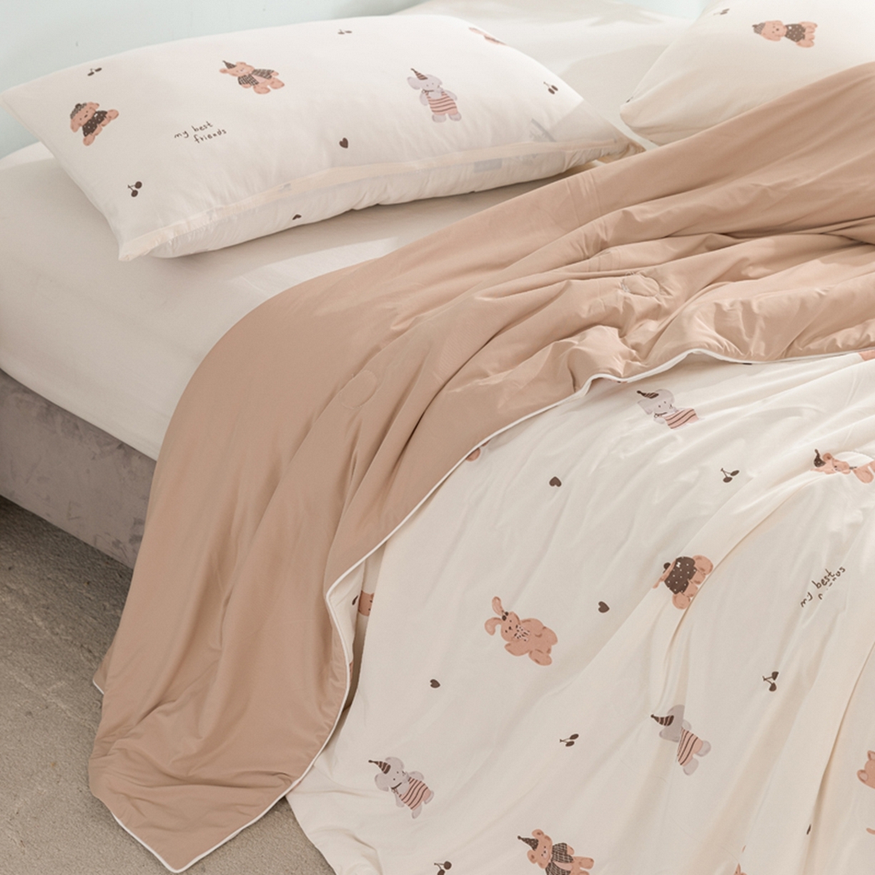 91家纺网 家纺一手货源 找家纺 漫仙阁家纺 2026年新款印花凉感丝夏被空调被学生夏凉被 礼貌熊