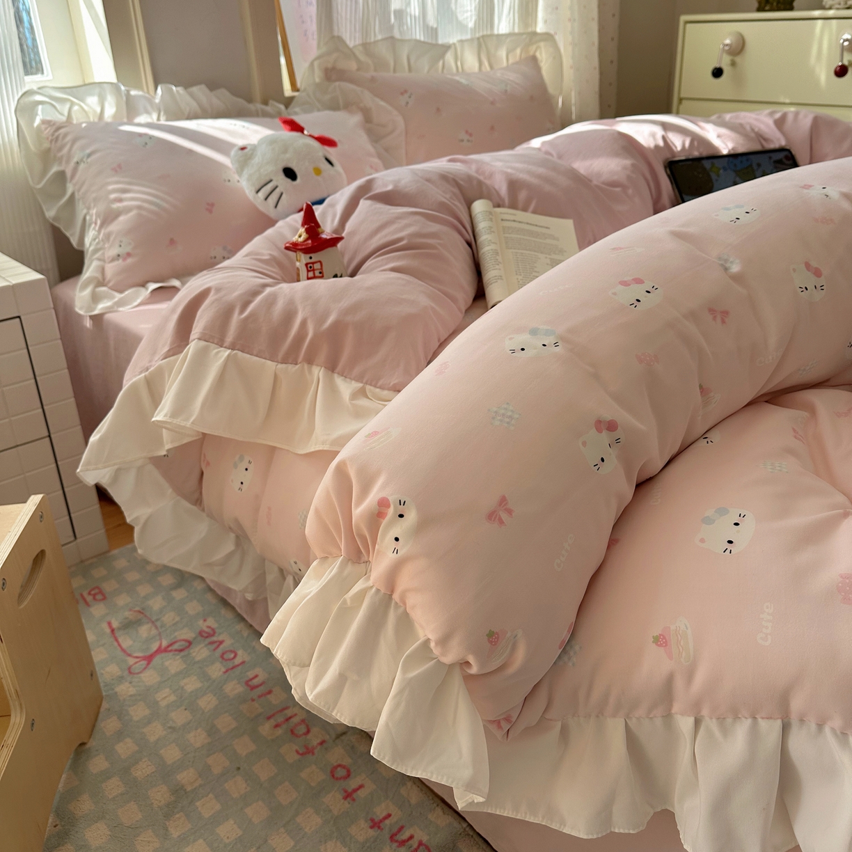 91家纺网 家纺一手货源 找家纺 沐慕 2026新款加厚款水洗棉云朵棉花边款四件套 M粉黛kt