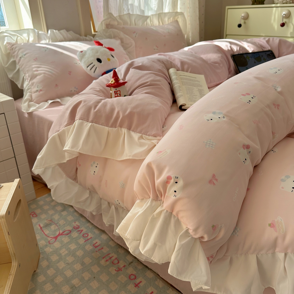 91家纺网 家纺一手货源 找家纺 沐慕 2026新款加厚款水洗棉云朵棉花边款四件套 M粉黛kt