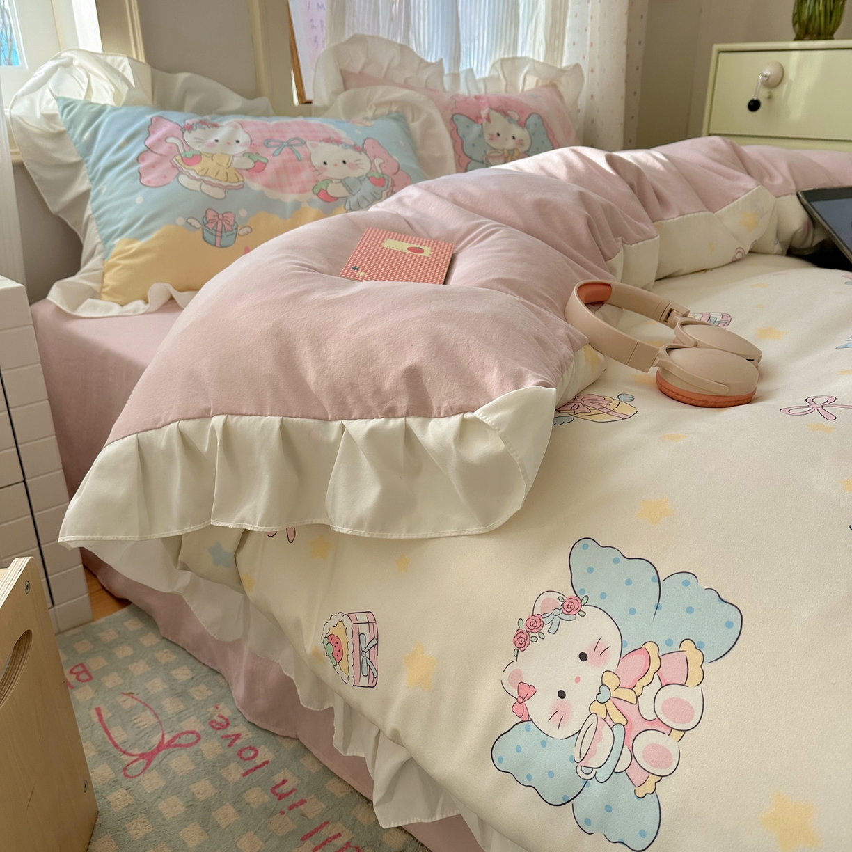 91家纺网 家纺一手货源 找家纺 沐慕 2026新款加厚款水洗棉云朵棉花边款四件套 M猫咪仙子