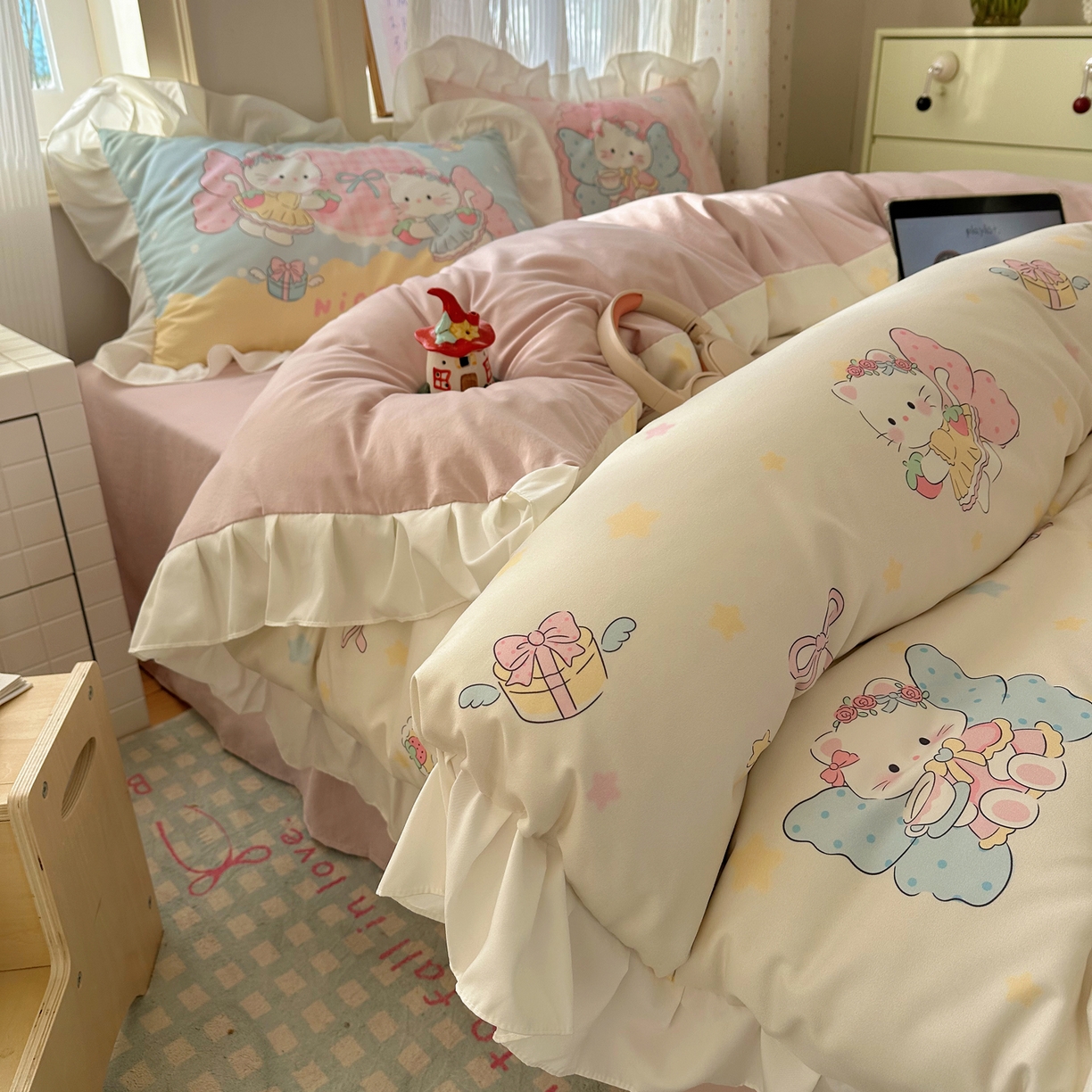 91家纺网 家纺一手货源 找家纺 沐慕 2026新款加厚款水洗棉云朵棉花边款四件套 M猫咪仙子