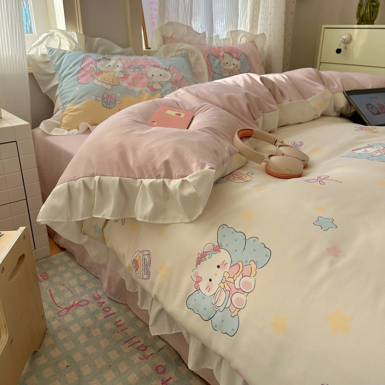 91家纺网 家纺一手货源 找家纺 沐慕 2026新款加厚款水洗棉云朵棉花边款四件套 M猫咪仙子