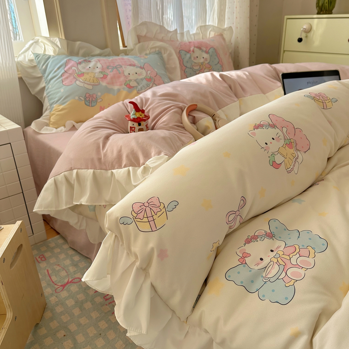 91家纺网 家纺一手货源 找家纺 沐慕 2026新款加厚款水洗棉云朵棉花边款四件套 M猫咪仙子