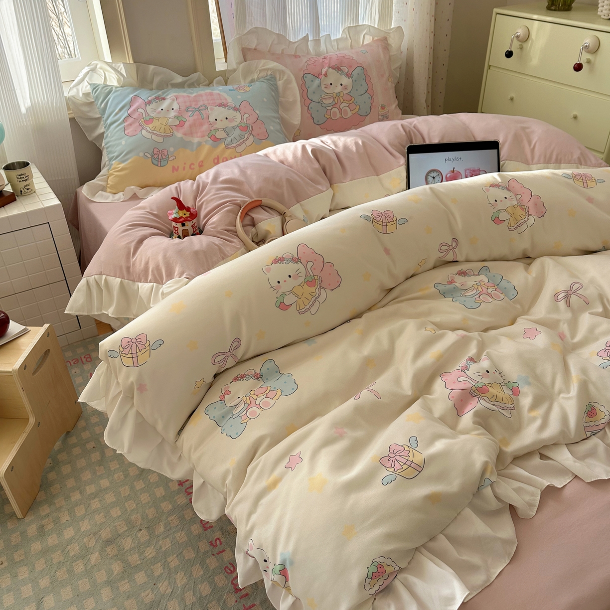 91家纺网 家纺一手货源 找家纺 沐慕 2026新款加厚款水洗棉云朵棉花边款四件套 M猫咪仙子