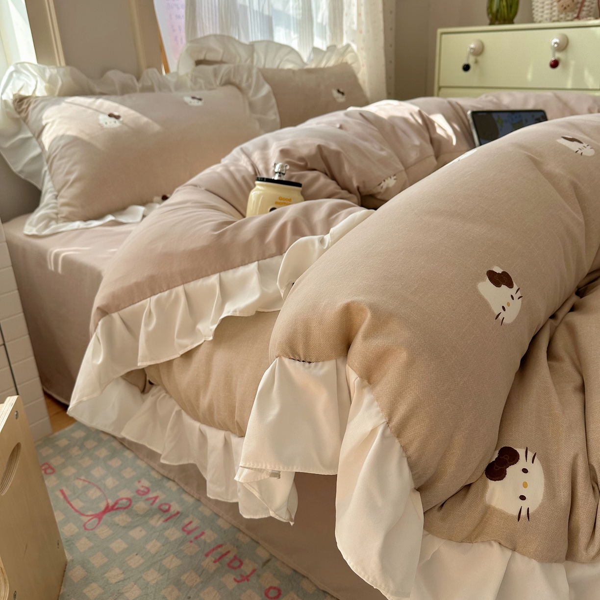 91家纺网 家纺一手货源 找家纺 沐慕 2026新款加厚款水洗棉云朵棉花边款四件套 M奶咖小喵