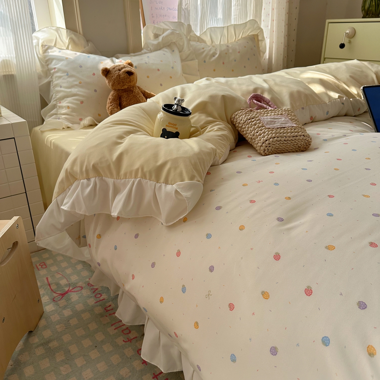 91家纺网 家纺一手货源 找家纺 沐慕 2026新款加厚款水洗棉云朵棉花边款四件套 M奶油小草莓