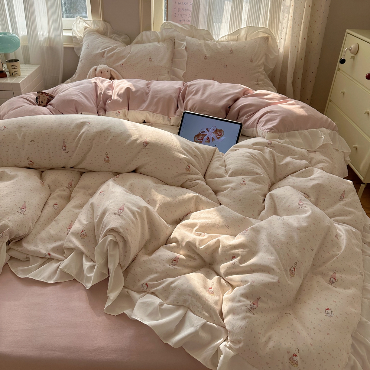 91家纺网 家纺一手货源 找家纺 沐慕 2026新款加厚款水洗棉云朵棉花边款四件套 M桃桃精灵派