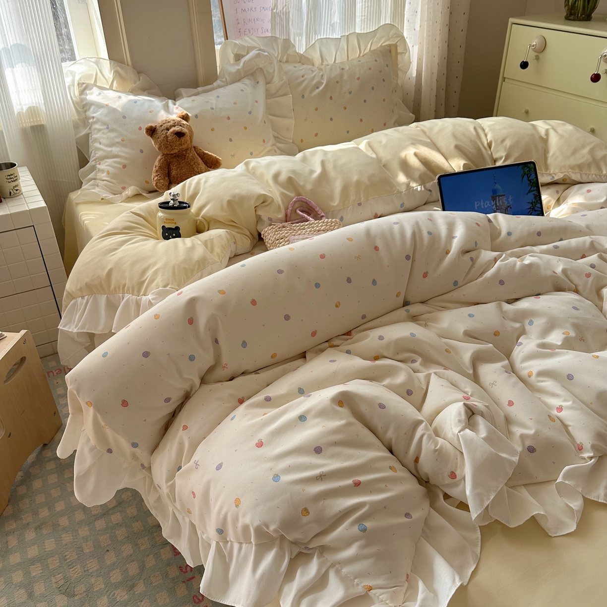 91家纺网 家纺一手货源 找家纺 沐慕 2026新款加厚款水洗棉云朵棉花边款四件套 M奶油小草莓