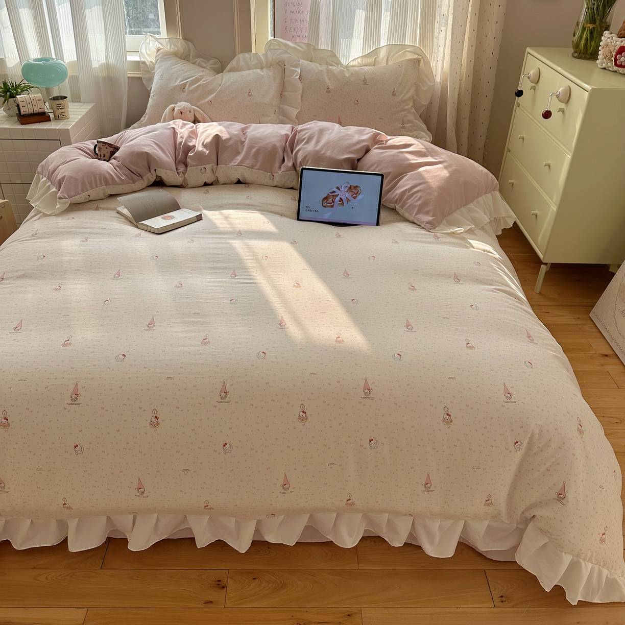 91家纺网 家纺一手货源 找家纺 沐慕 2026新款加厚款水洗棉云朵棉花边款四件套 M桃桃精灵派