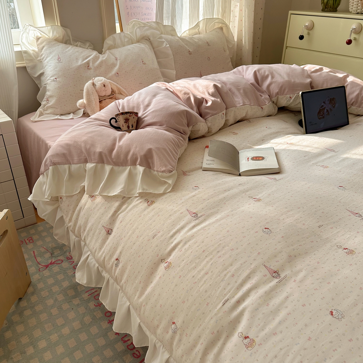 91家纺网 家纺一手货源 找家纺 沐慕 2026新款加厚款水洗棉云朵棉花边款四件套 M桃桃精灵派