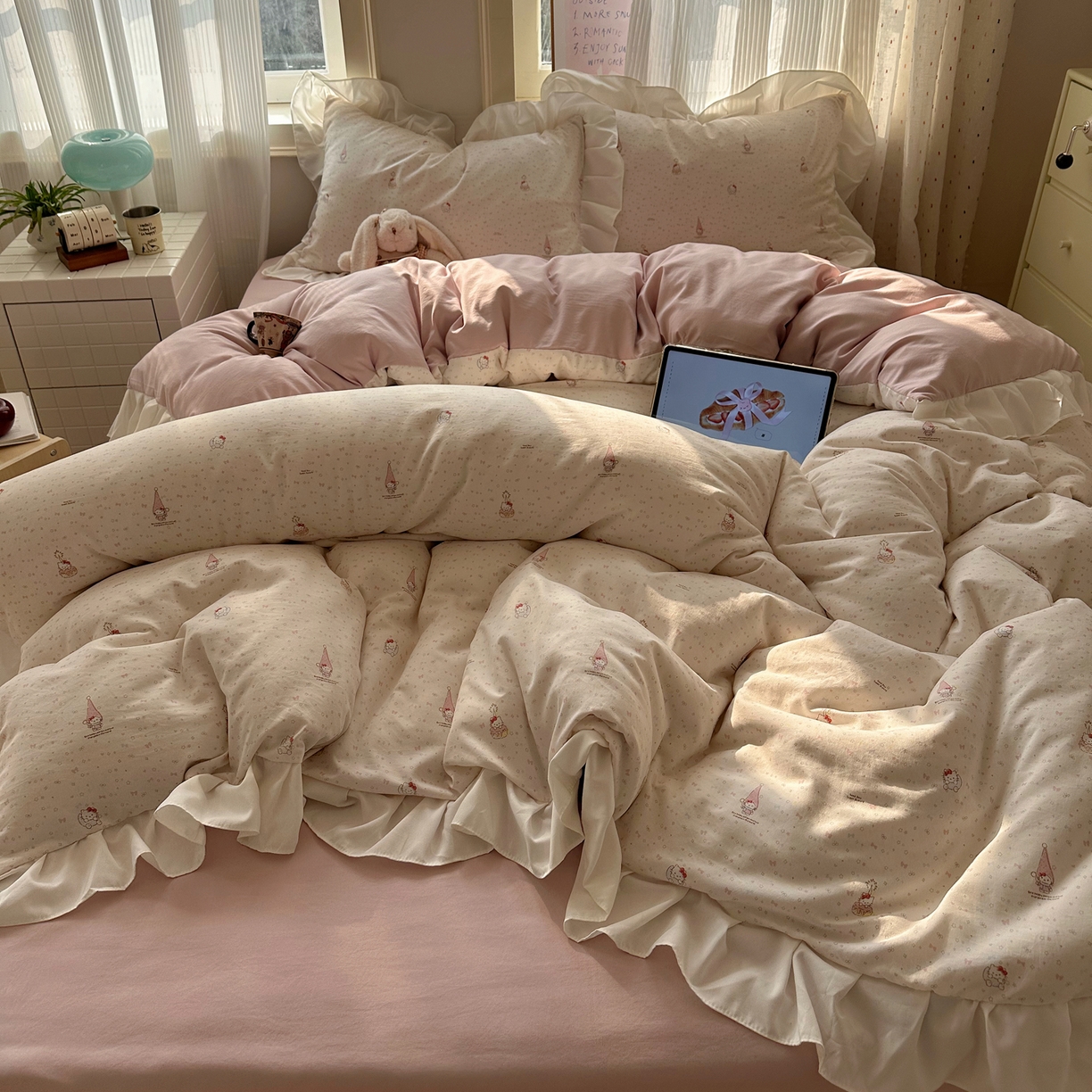 91家纺网 家纺一手货源 找家纺 沐慕 2026新款加厚款水洗棉云朵棉花边款四件套 M桃桃精灵派