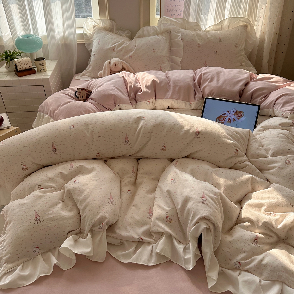 91家纺网 家纺一手货源 找家纺 沐慕 2026新款加厚款水洗棉云朵棉花边款四件套 M桃桃精灵派