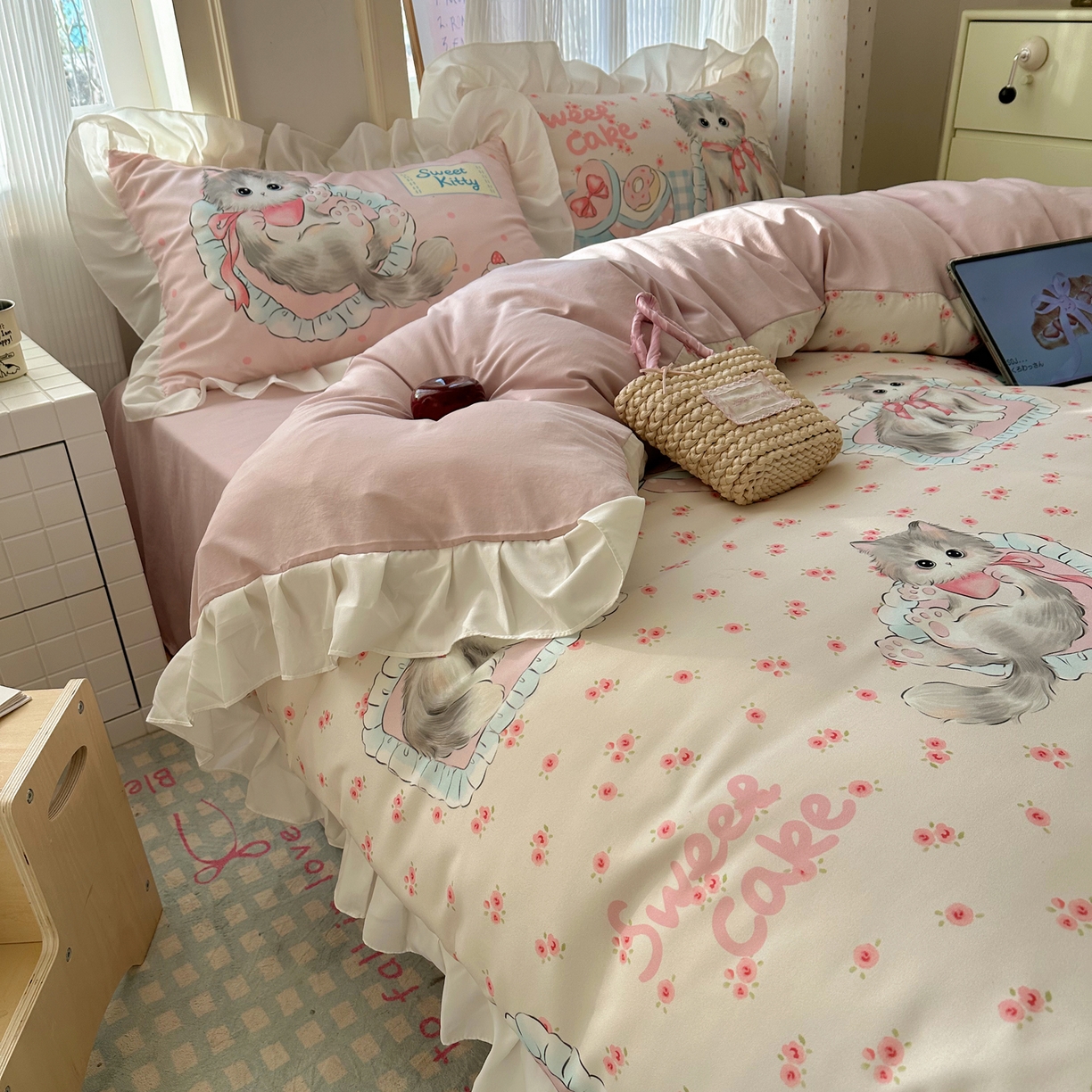 91家纺网 家纺一手货源 找家纺 沐慕 2026新款加厚款水洗棉云朵棉花边款四件套 M玫瑰粉喵