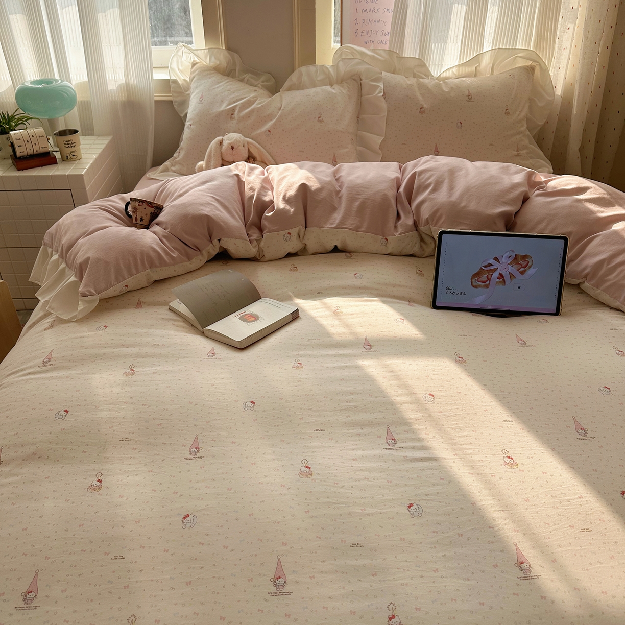 91家纺网 家纺一手货源 找家纺 沐慕 2026新款加厚款水洗棉云朵棉花边款四件套 M桃桃精灵派