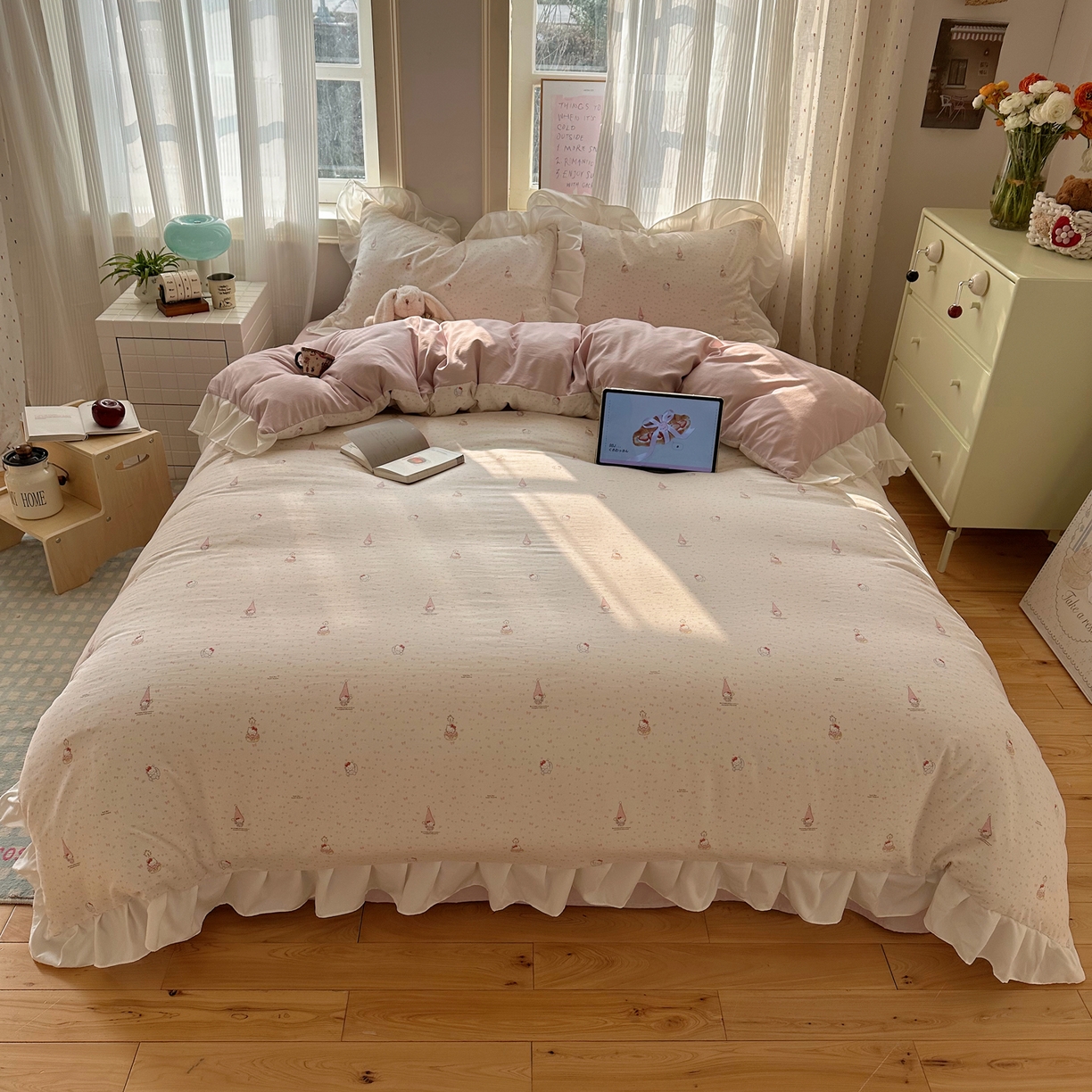 91家纺网 家纺一手货源 找家纺 沐慕 2026新款加厚款水洗棉云朵棉花边款四件套 M桃桃精灵派