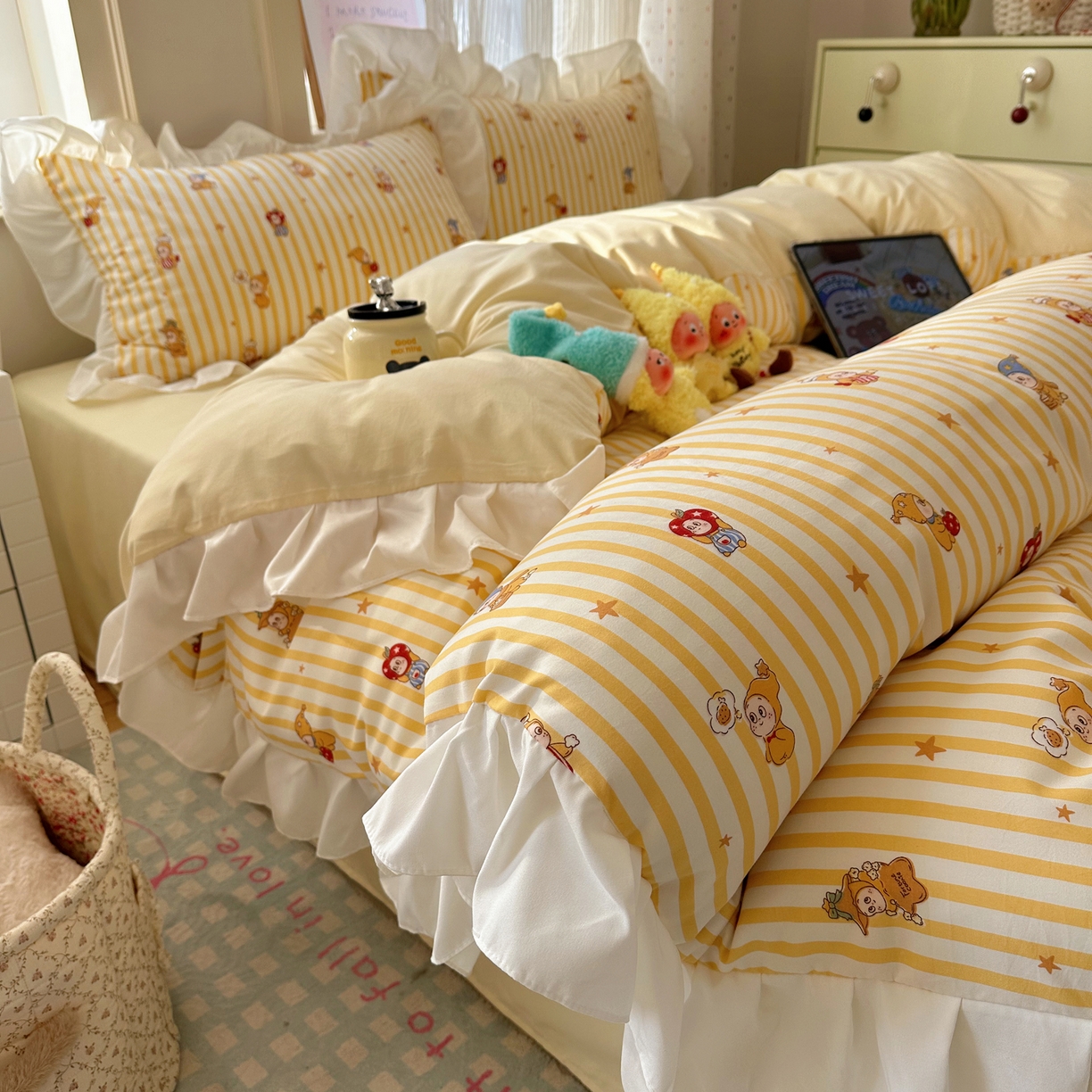 91家纺网 家纺一手货源 找家纺 沐慕 2026新款加厚款水洗棉云朵棉花边款四件套 M奶黄精灵屋