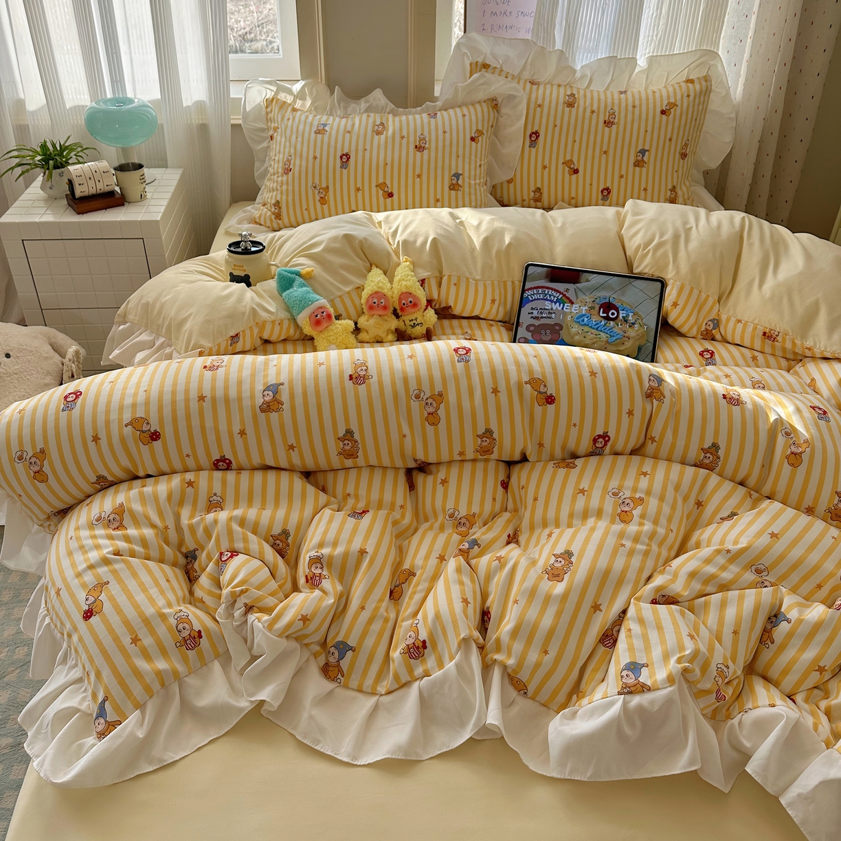 91家纺网 家纺一手货源 找家纺 沐慕 2026新款加厚款水洗棉云朵棉花边款四件套 M奶黄精灵屋