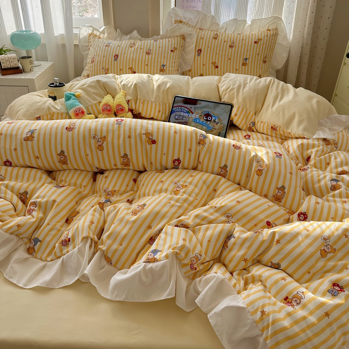 91家纺网 家纺一手货源 找家纺 沐慕 2026新款加厚款水洗棉云朵棉花边款四件套 M奶黄精灵屋