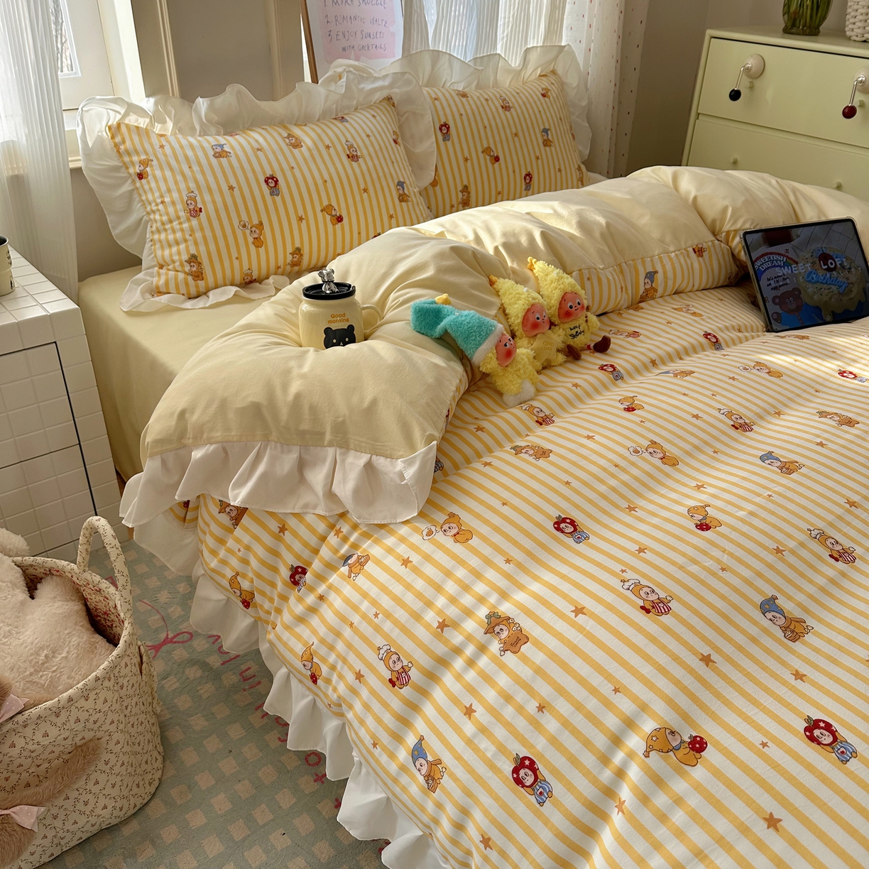 91家纺网 家纺一手货源 找家纺 沐慕 2026新款加厚款水洗棉云朵棉花边款四件套 M奶黄精灵屋