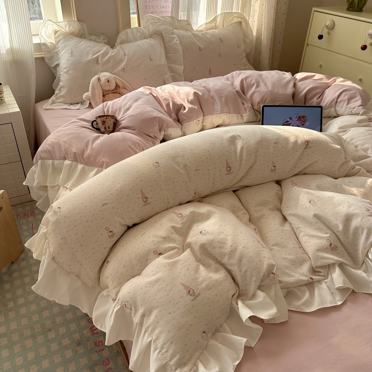 91家纺网 家纺一手货源 找家纺 沐慕 2026新款加厚款水洗棉云朵棉花边款四件套 M桃桃精灵派