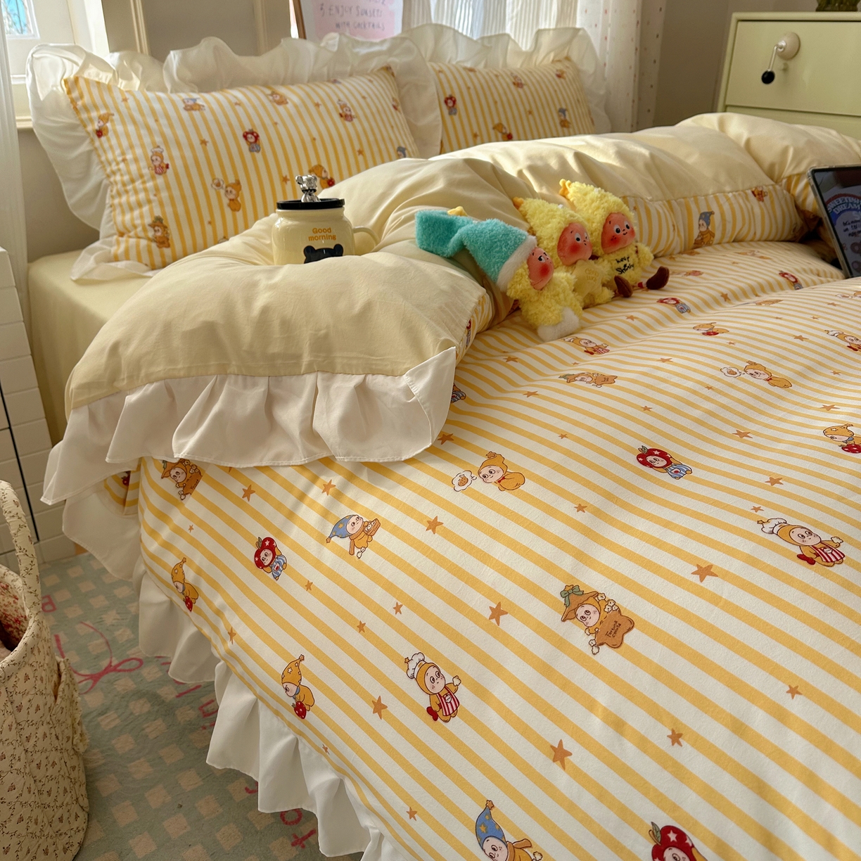 91家纺网 家纺一手货源 找家纺 沐慕 2026新款加厚款水洗棉云朵棉花边款四件套 M奶黄精灵屋