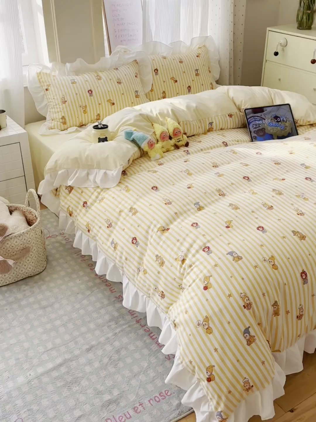 91家纺网 家纺一手货源 找家纺 沐慕 2026新款加厚款水洗棉云朵棉花边款四件套 M奶黄精灵屋