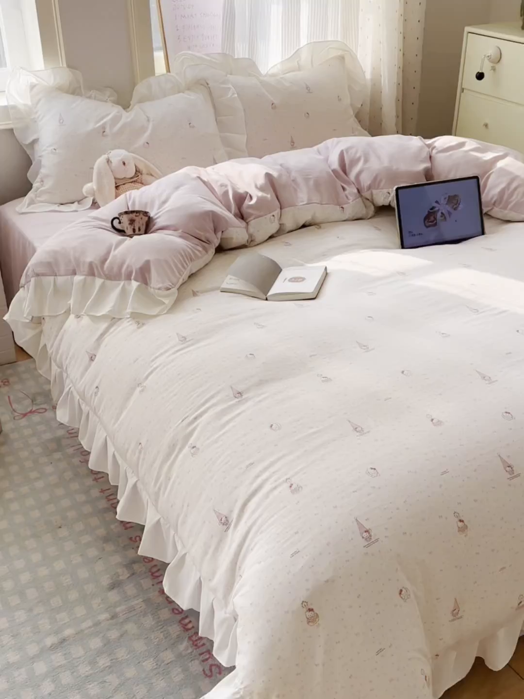 91家纺网 家纺一手货源 找家纺 沐慕 2026新款加厚款水洗棉云朵棉花边款四件套 M桃桃精灵派