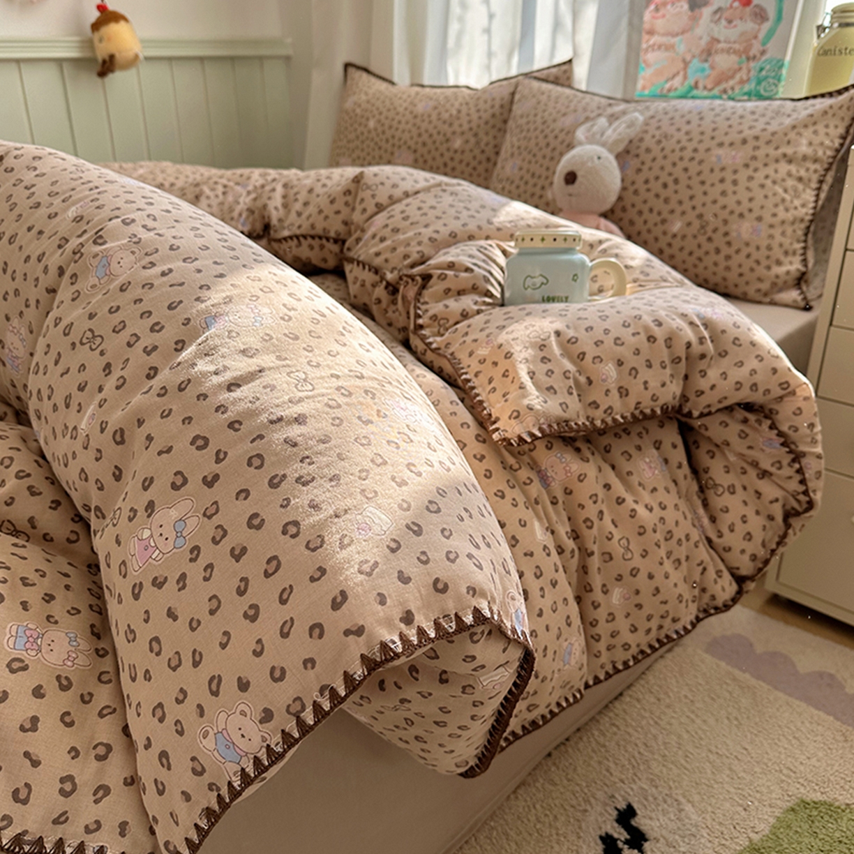 91家纺网 家纺一手货源 找家纺 桃子家居 2026新款A类纯棉有氧双层纱高品质贝壳边三角针工艺全棉四件套系列 棉双层纱-豹纹软糖兔