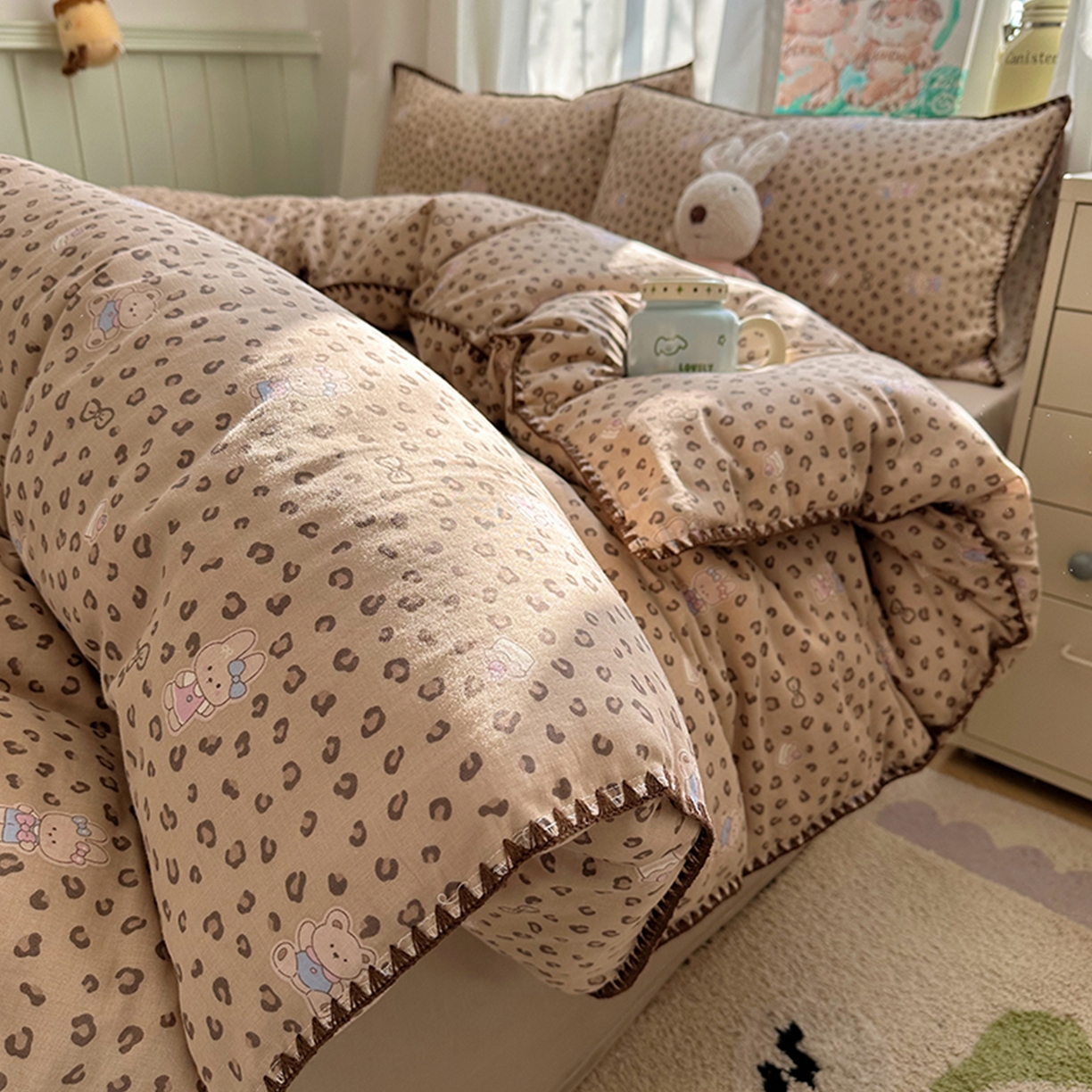 91家纺网 家纺一手货源 找家纺 桃子家居 2026新款A类纯棉有氧双层纱高品质贝壳边三角针工艺全棉四件套系列 棉双层纱-豹纹软糖兔