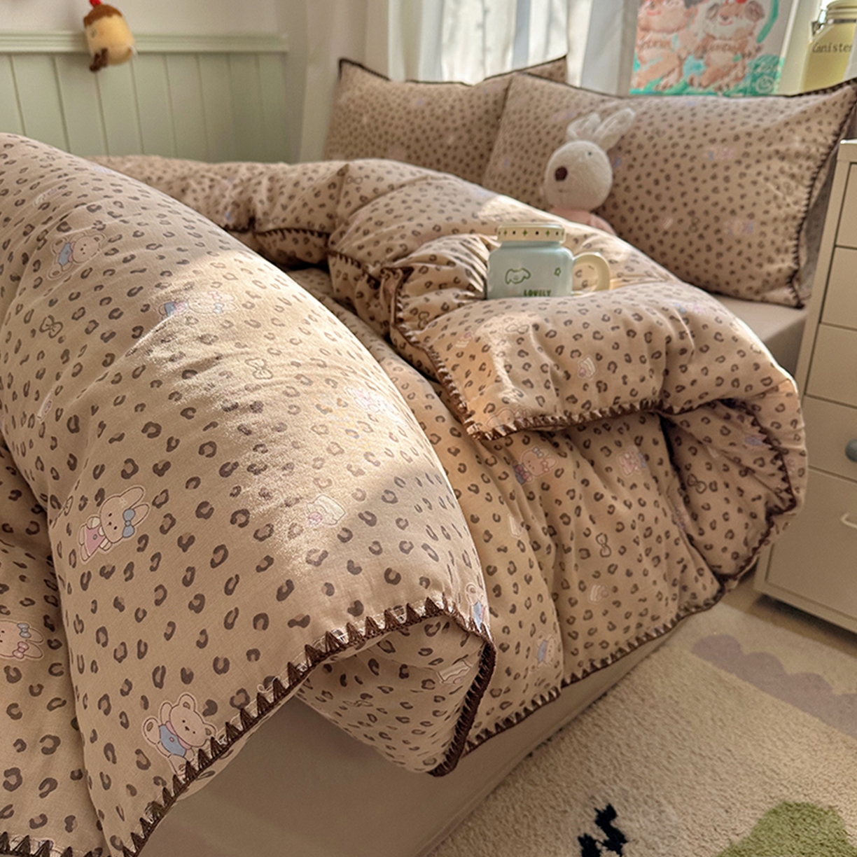 91家纺网 家纺一手货源 找家纺 桃子家居 2026新款A类纯棉有氧双层纱高品质贝壳边三角针工艺全棉四件套系列 棉双层纱-豹纹软糖兔