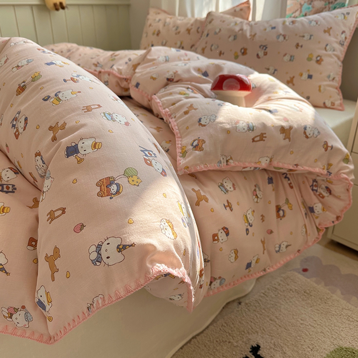 91家纺网 家纺一手货源 找家纺 桃子家居 2026新款A类纯棉有氧双层纱高品质贝壳边三角针工艺全棉四件套系列 棉双层纱-甜莓猫咪