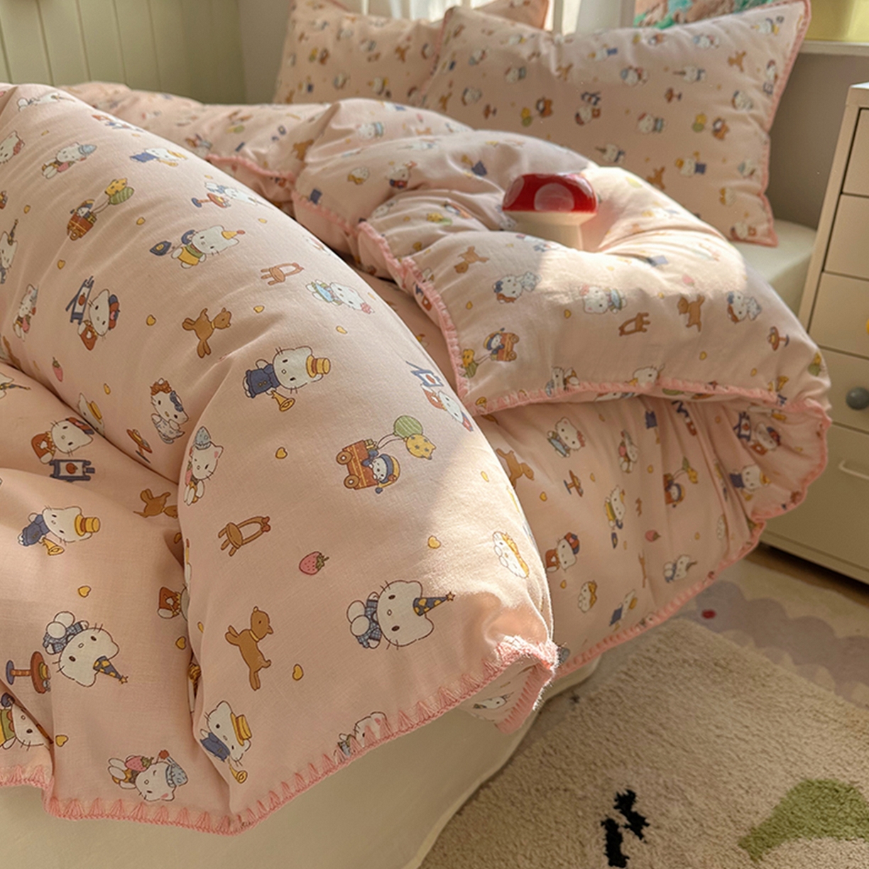 91家纺网 家纺一手货源 找家纺 桃子家居 2026新款A类纯棉有氧双层纱高品质贝壳边三角针工艺全棉四件套系列 棉双层纱-甜莓猫咪