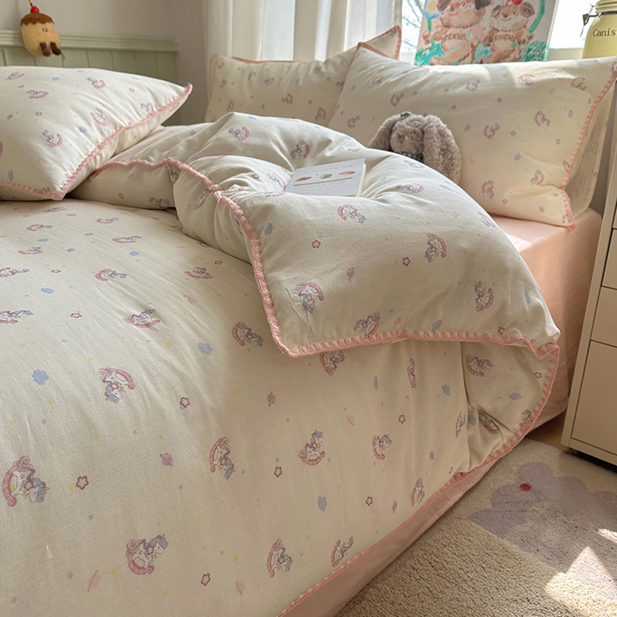 91家纺网 家纺一手货源 找家纺 桃子家居 2026新款A类纯棉有氧双层纱高品质贝壳边三角针工艺全棉四件套系列 棉双层纱-童话木马