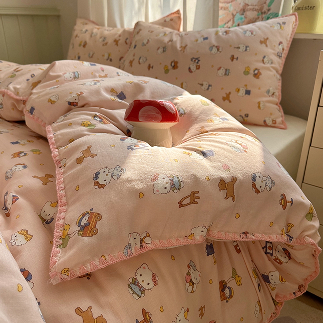 91家纺网 家纺一手货源 找家纺 桃子家居 2026新款A类纯棉有氧双层纱高品质贝壳边三角针工艺全棉四件套系列 棉双层纱-甜莓猫咪