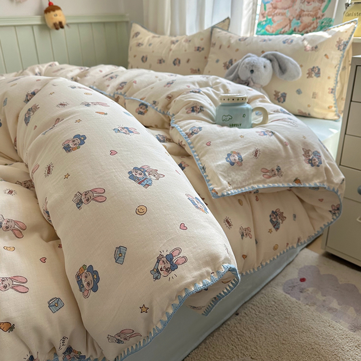 91家纺网 家纺一手货源 找家纺 桃子家居 2026新款A类纯棉有氧双层纱高品质贝壳边三角针工艺全棉四件套系列 棉双层纱-元气小兔