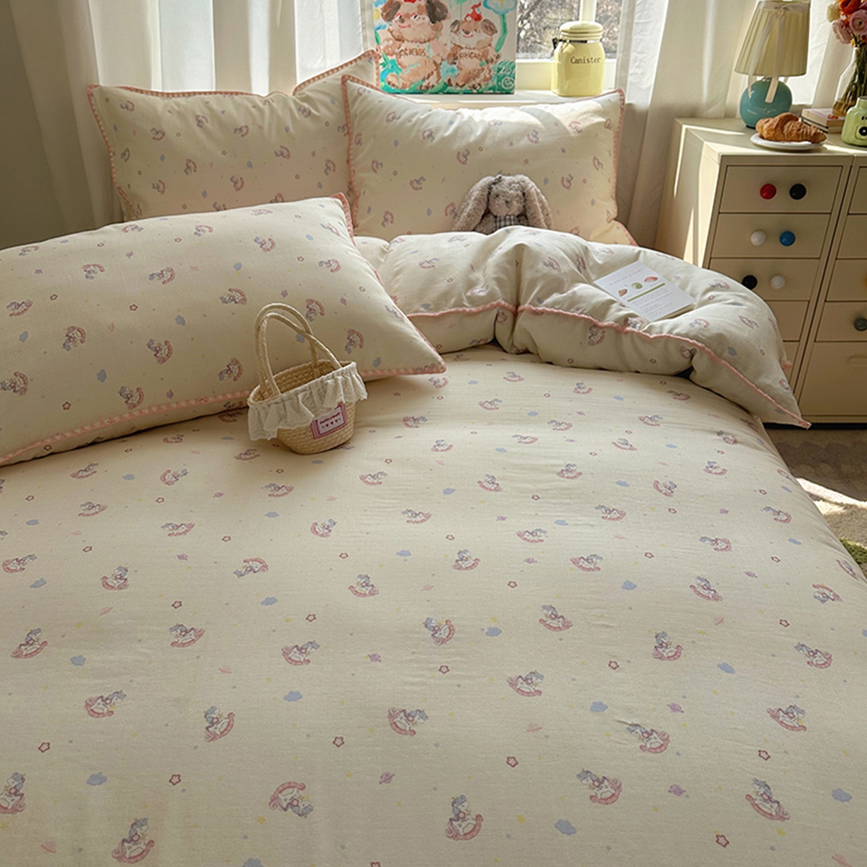 91家纺网 家纺一手货源 找家纺 桃子家居 2026新款A类纯棉有氧双层纱高品质贝壳边三角针工艺全棉四件套系列 棉双层纱-童话木马