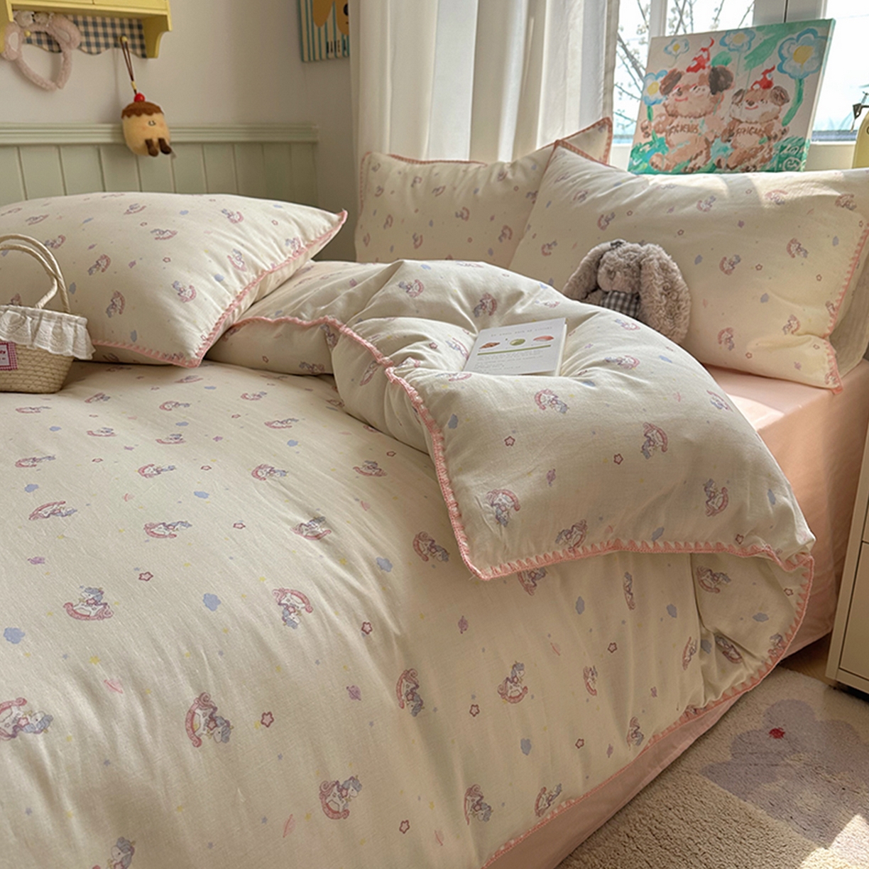 91家纺网 家纺一手货源 找家纺 桃子家居 2026新款A类纯棉有氧双层纱高品质贝壳边三角针工艺全棉四件套系列 棉双层纱-童话木马