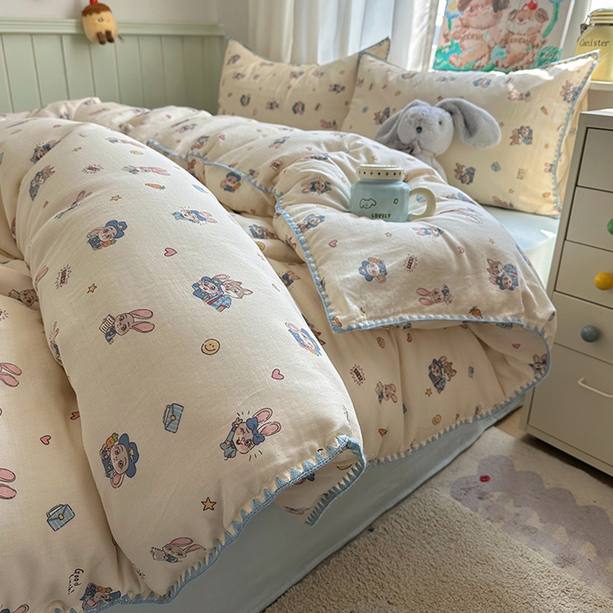 91家纺网 家纺一手货源 找家纺 桃子家居 2026新款A类纯棉有氧双层纱高品质贝壳边三角针工艺全棉四件套系列 棉双层纱-元气小兔