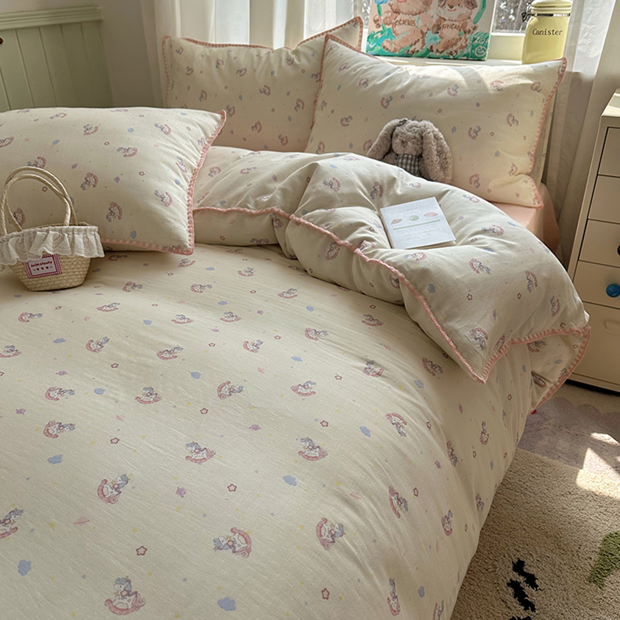 91家纺网 家纺一手货源 找家纺 桃子家居 2026新款A类纯棉有氧双层纱高品质贝壳边三角针工艺全棉四件套系列 棉双层纱-童话木马