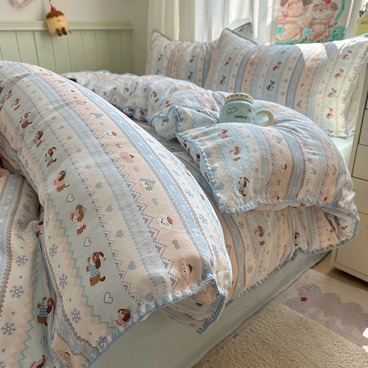 91家纺网 家纺一手货源 找家纺 桃子家居 2026新款A类纯棉有氧双层纱高品质贝壳边三角针工艺全棉四件套系列 棉双层纱-奶蓝小狗