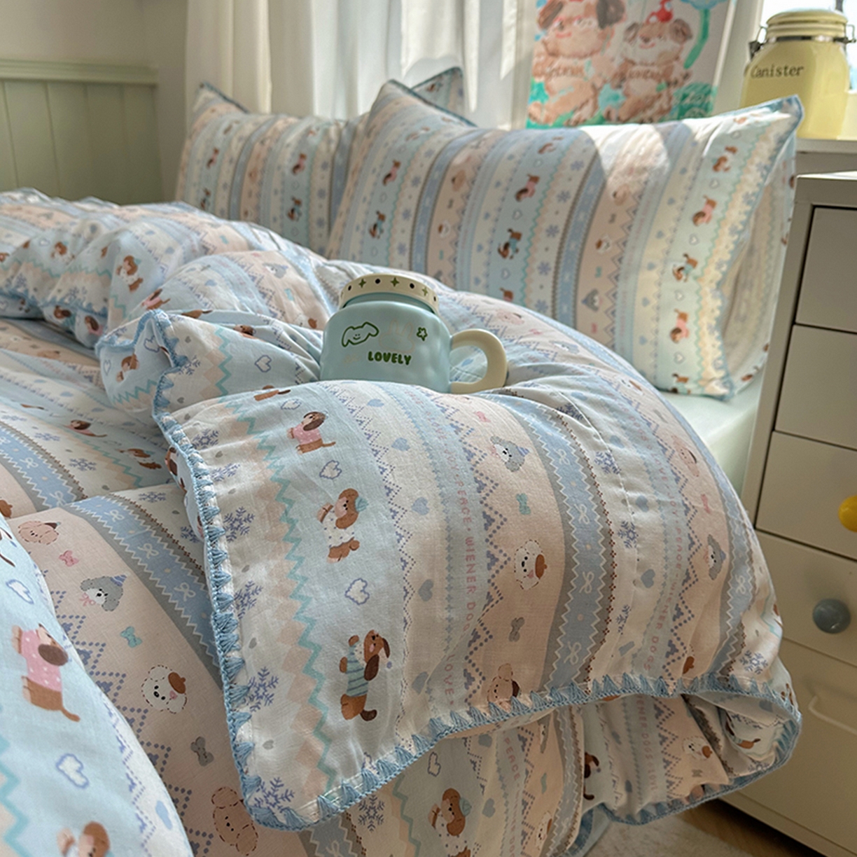 91家纺网 家纺一手货源 找家纺 桃子家居 2026新款A类纯棉有氧双层纱高品质贝壳边三角针工艺全棉四件套系列 棉双层纱-奶蓝小狗