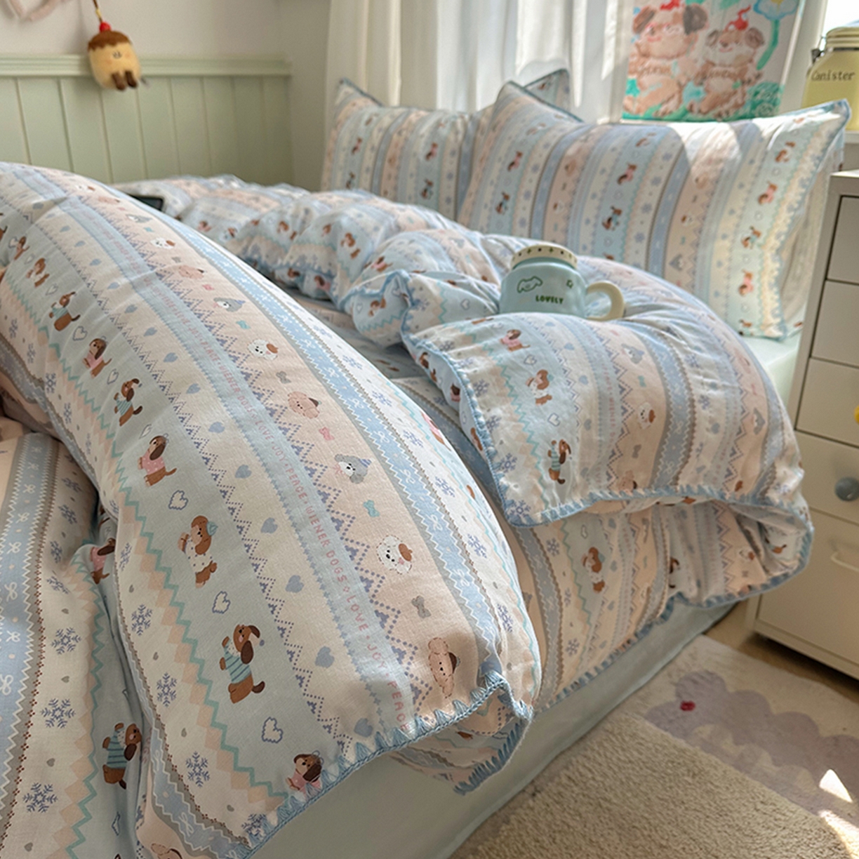 91家纺网 家纺一手货源 找家纺 桃子家居 2026新款A类纯棉有氧双层纱高品质贝壳边三角针工艺全棉四件套系列 棉双层纱-奶蓝小狗