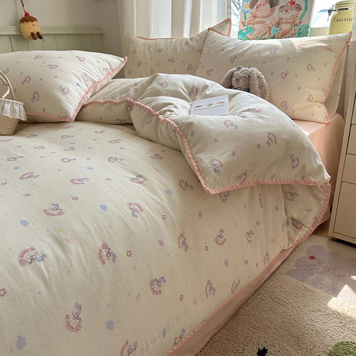 91家纺网 家纺一手货源 找家纺 桃子家居 2026新款A类纯棉有氧双层纱高品质贝壳边三角针工艺全棉四件套系列 棉双层纱-童话木马