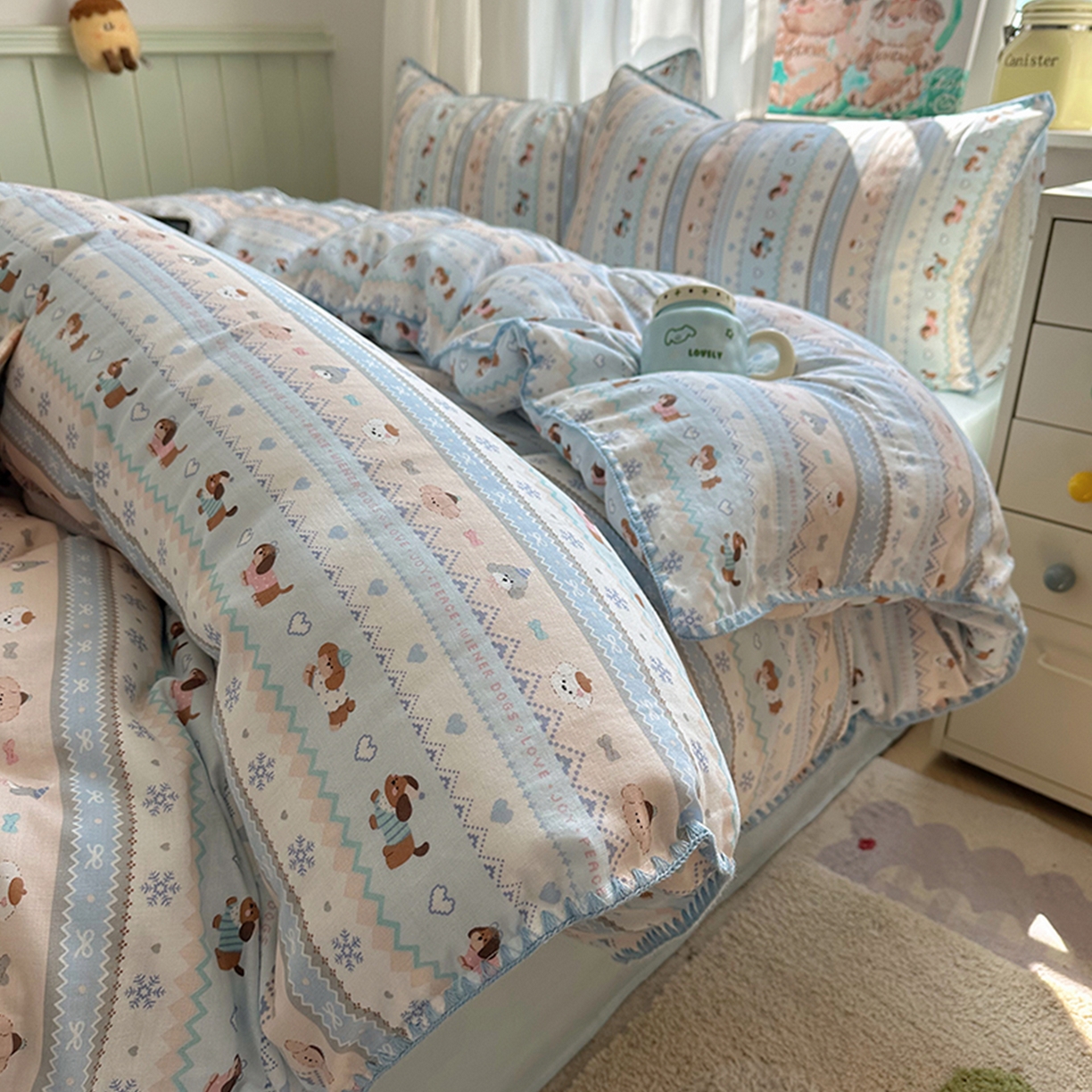 91家纺网 家纺一手货源 找家纺 桃子家居 2026新款A类纯棉有氧双层纱高品质贝壳边三角针工艺全棉四件套系列 棉双层纱-奶蓝小狗