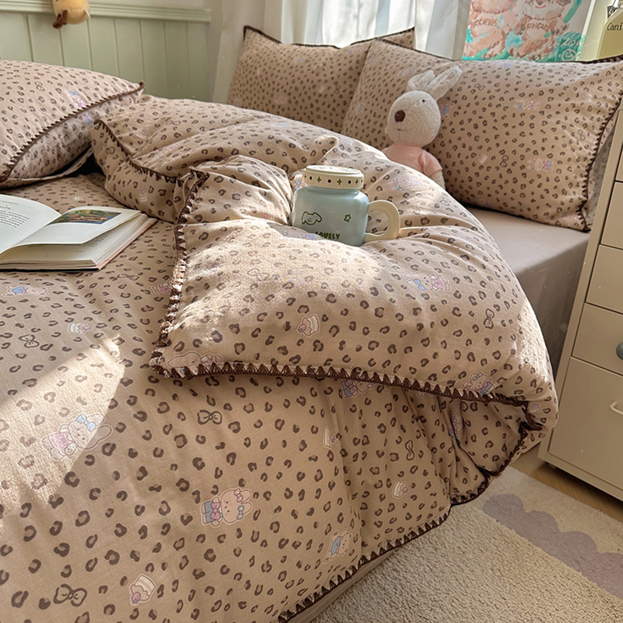 91家纺网 家纺一手货源 找家纺 桃子家居 2026新款A类纯棉有氧双层纱高品质贝壳边三角针工艺全棉四件套系列 棉双层纱-豹纹软糖兔