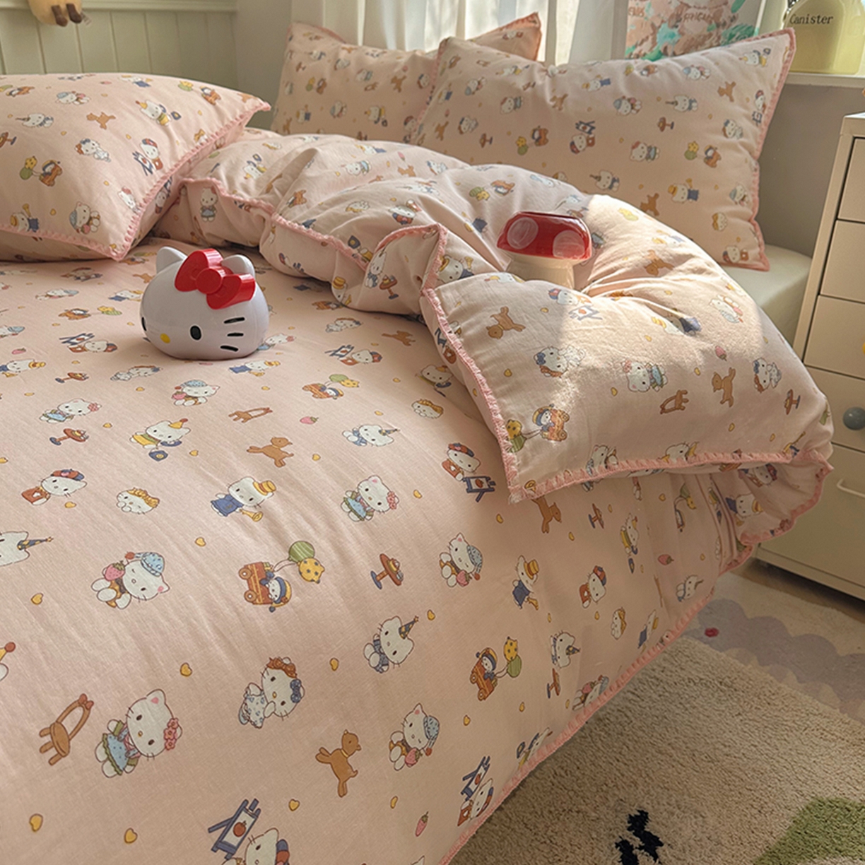 91家纺网 家纺一手货源 找家纺 桃子家居 2026新款A类纯棉有氧双层纱高品质贝壳边三角针工艺全棉四件套系列 棉双层纱-甜莓猫咪