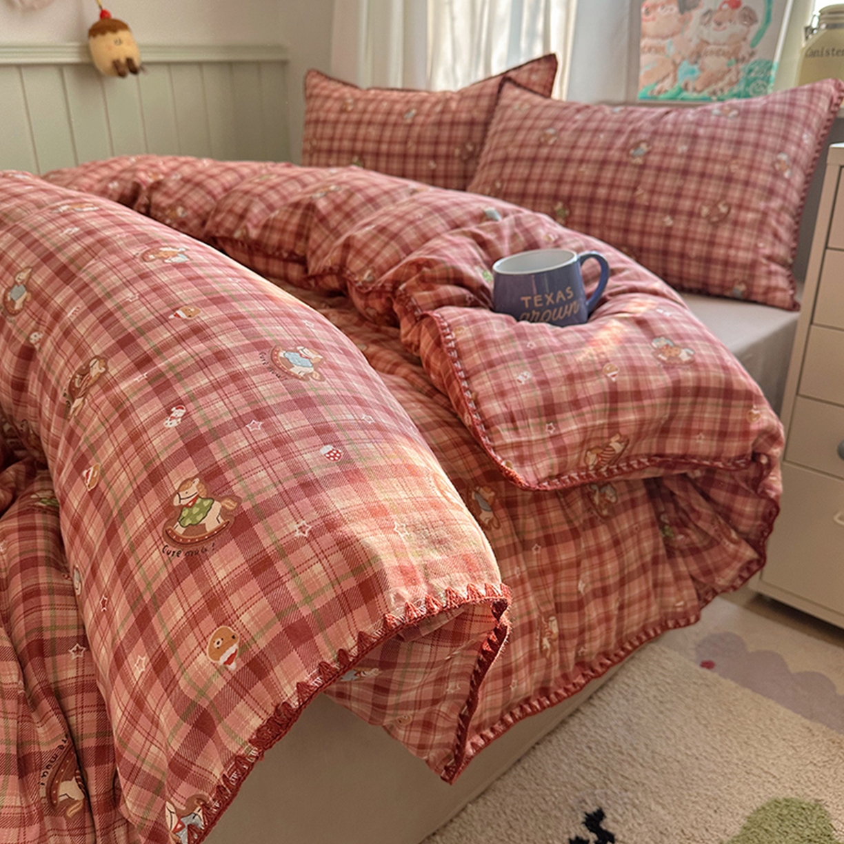 91家纺网 家纺一手货源 找家纺 桃子家居 2026新款A类纯棉有氧双层纱高品质贝壳边三角针工艺全棉四件套系列 棉双层纱-暖格木马