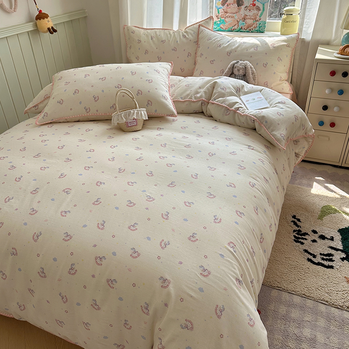 91家纺网 家纺一手货源 找家纺 桃子家居 2026新款A类纯棉有氧双层纱高品质贝壳边三角针工艺全棉四件套系列 棉双层纱-童话木马